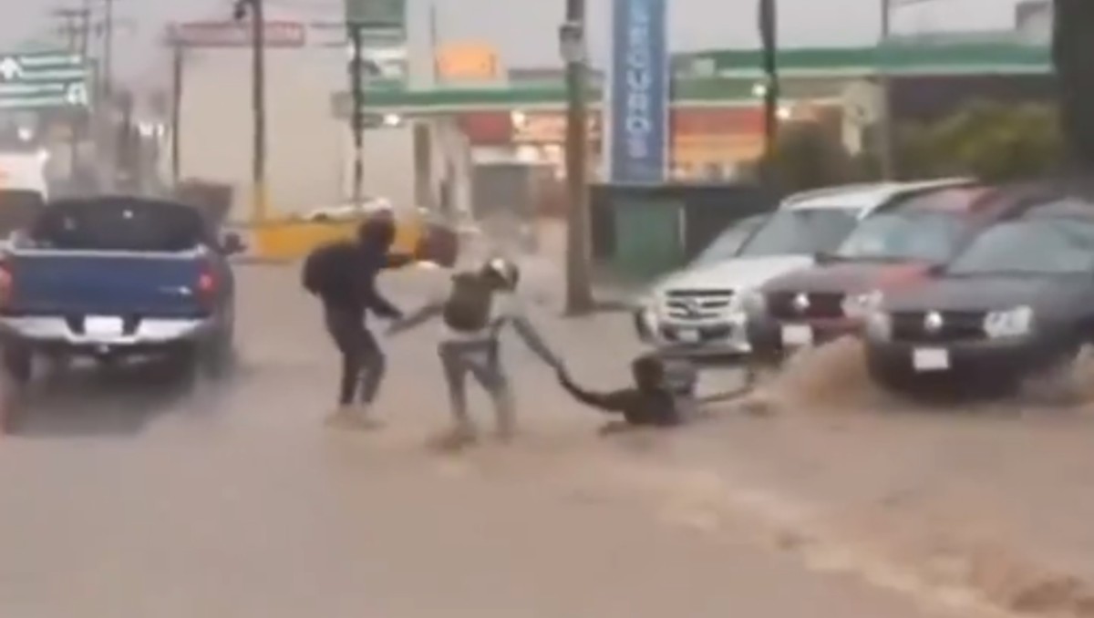 Personas son arrastradas por aguas residuales en Tulancingo