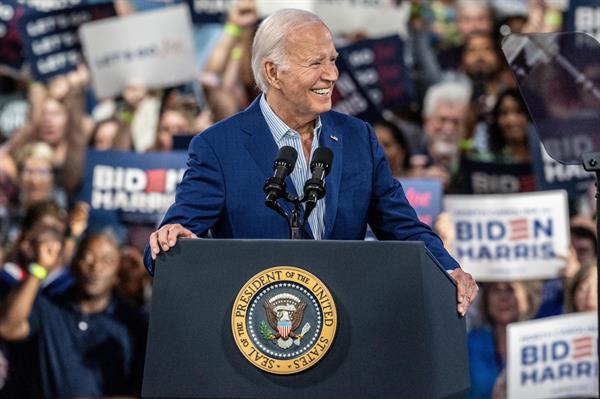 El presidente de Estados Unidos, Joe Biden, reacciona a la bienvenida de la multitud durante un acto de campaña en el edificio Jim Graham. | Foto: EFE