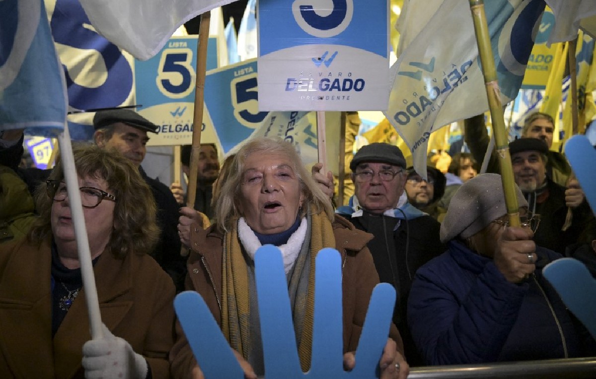 Simpatizantes del candidato Álvaro Delgado en Uruguay (AFP)