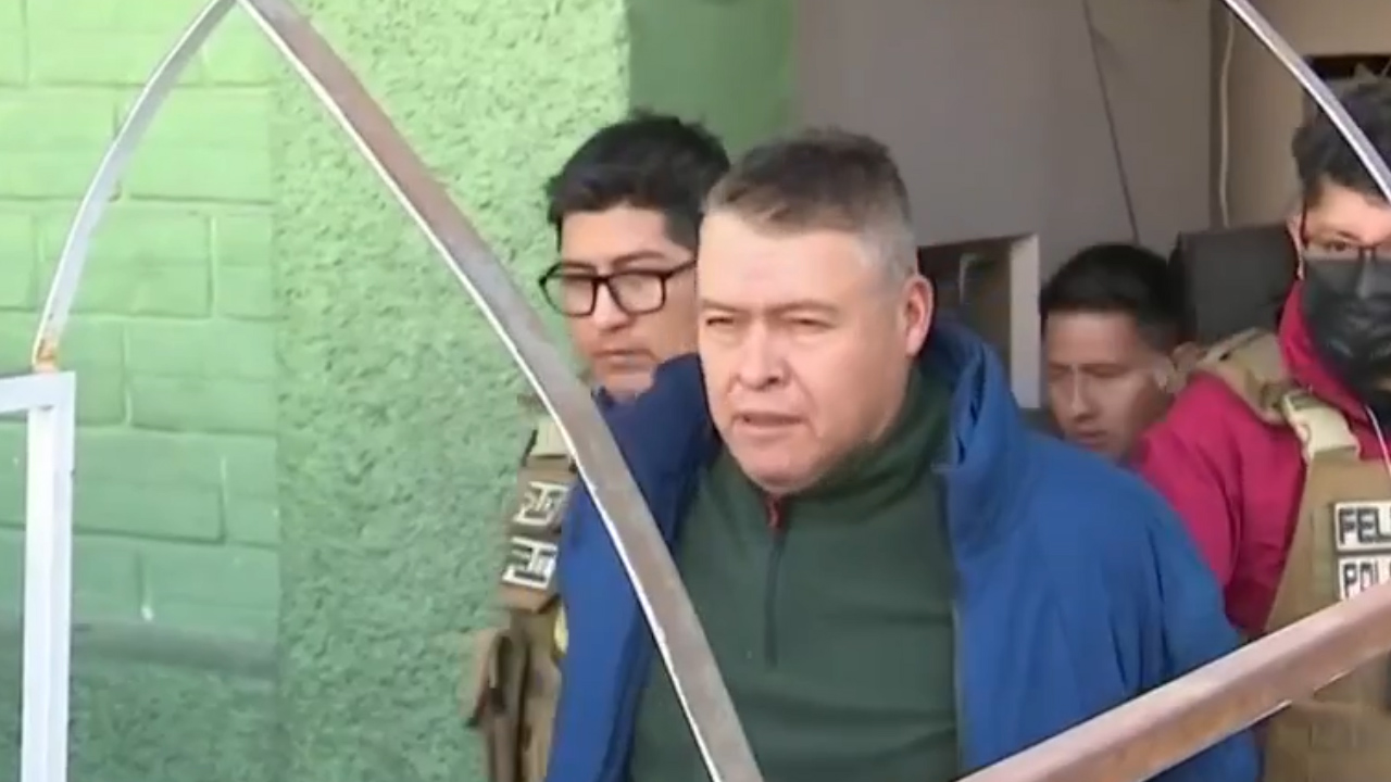 Trasladan a prisión de máxima seguridad a general acusado por intento de golpe de Estado en Bolivia