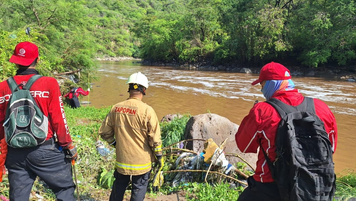 Bomberos y elementos municipales de Zapopan trabajan para localizar al joven (Cortesía)