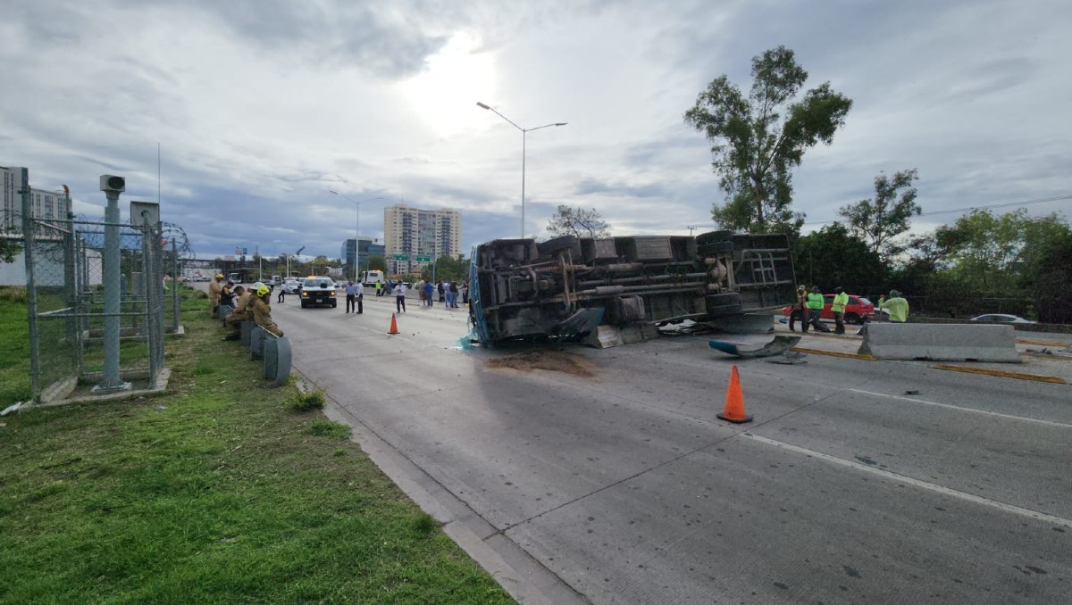 Así quedó el camión sobre Periférico Poniente en Zapopan (Juan Carlos Munguía)