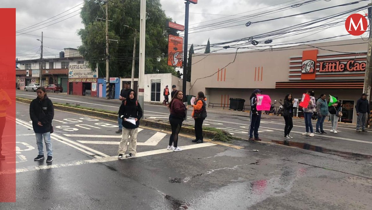 Familiares bloquean avenida Tecámac y Juárez; buscan a joven desaparecida. Foto: (Especial)