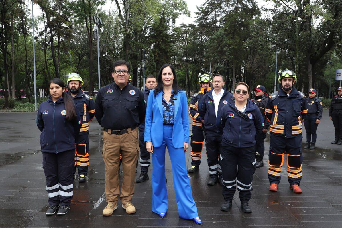 Lía Limón junto a elementos de protección civil