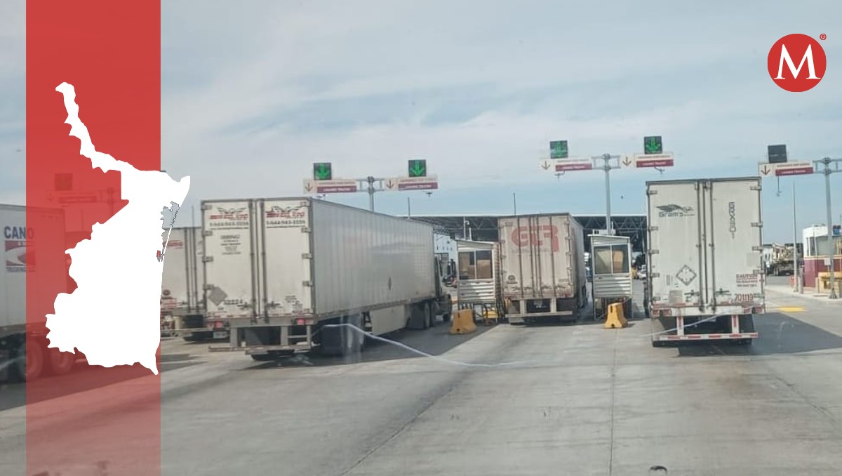 Paso de camiones por la Aduana de Nuevo Laredo, en Tamaulipas.