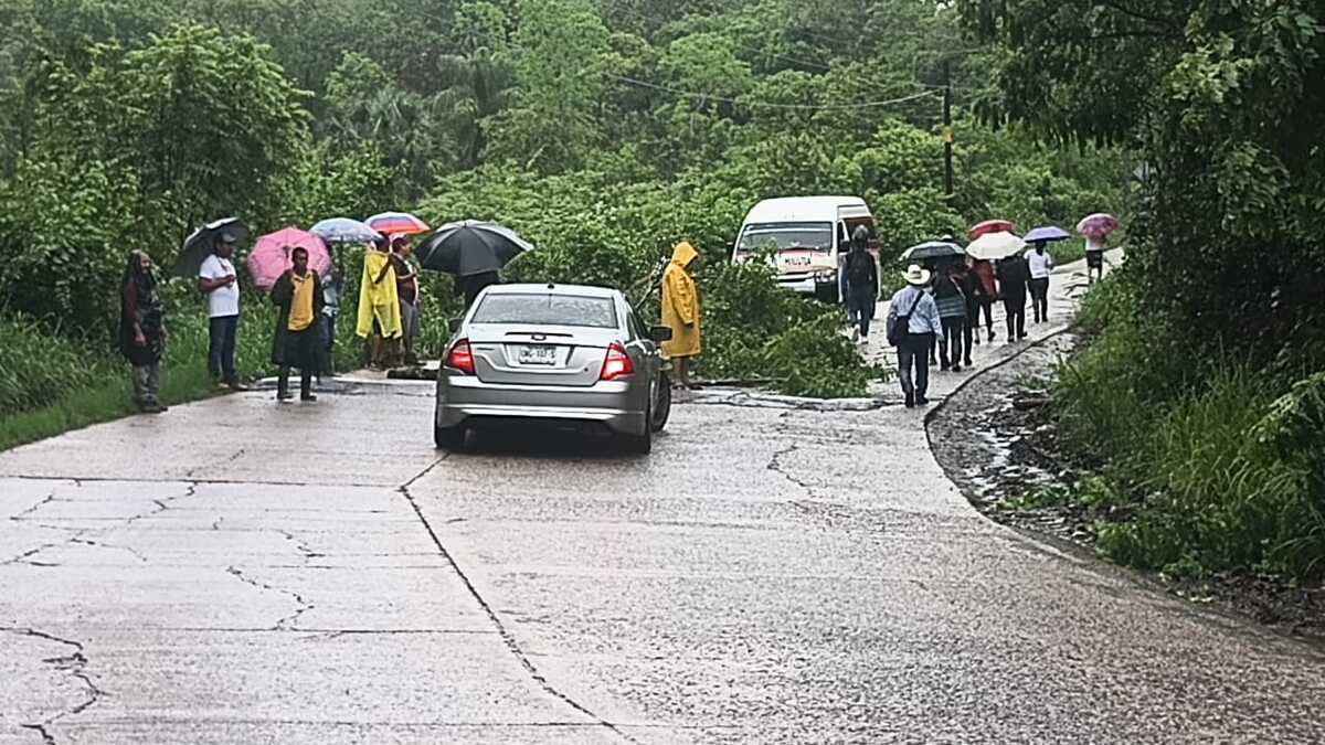 Pobladores bloquean la carretera Huejutla - San Felipe Orizatlán