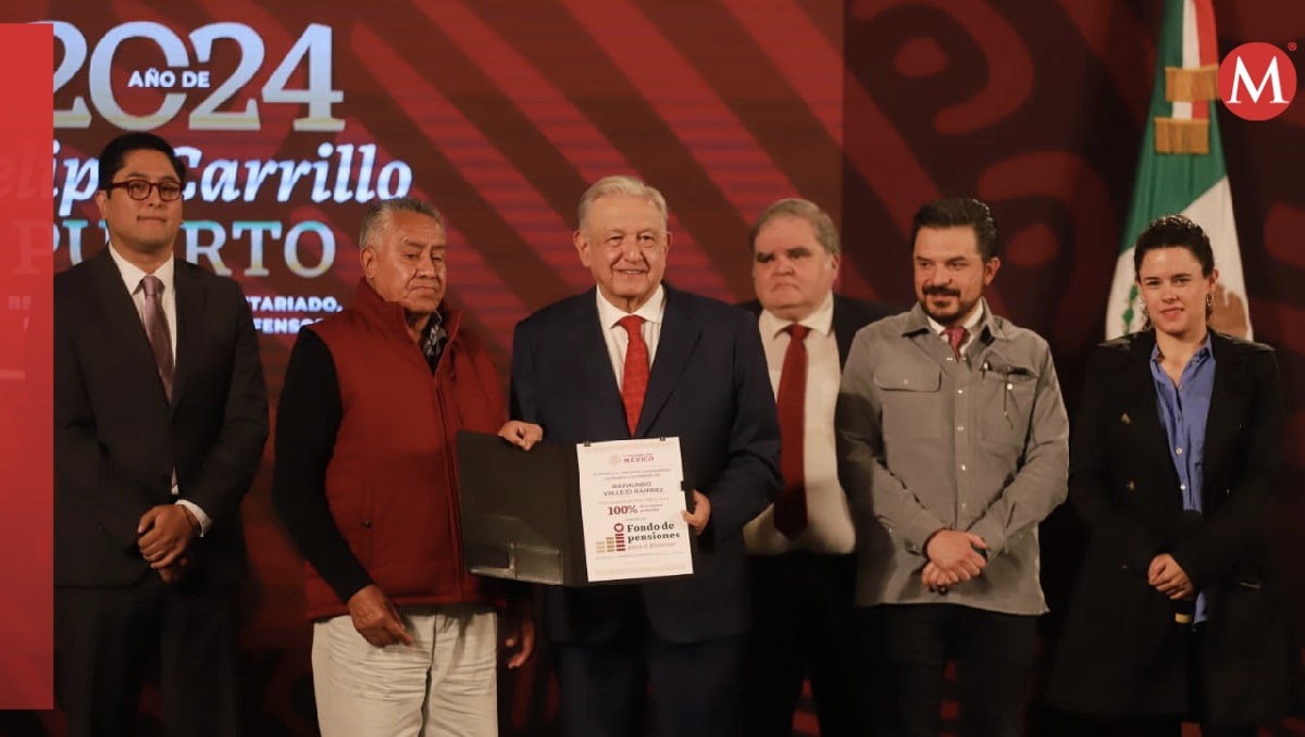 El presidente López Obrador entregó los complementos del fondo de pensiones. | Javier Ríos