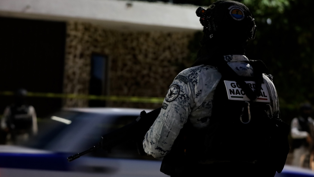 Aseguran casa de seguridad y detienen a 4 en Acapulco; decomisan armas, drogas y vehículos