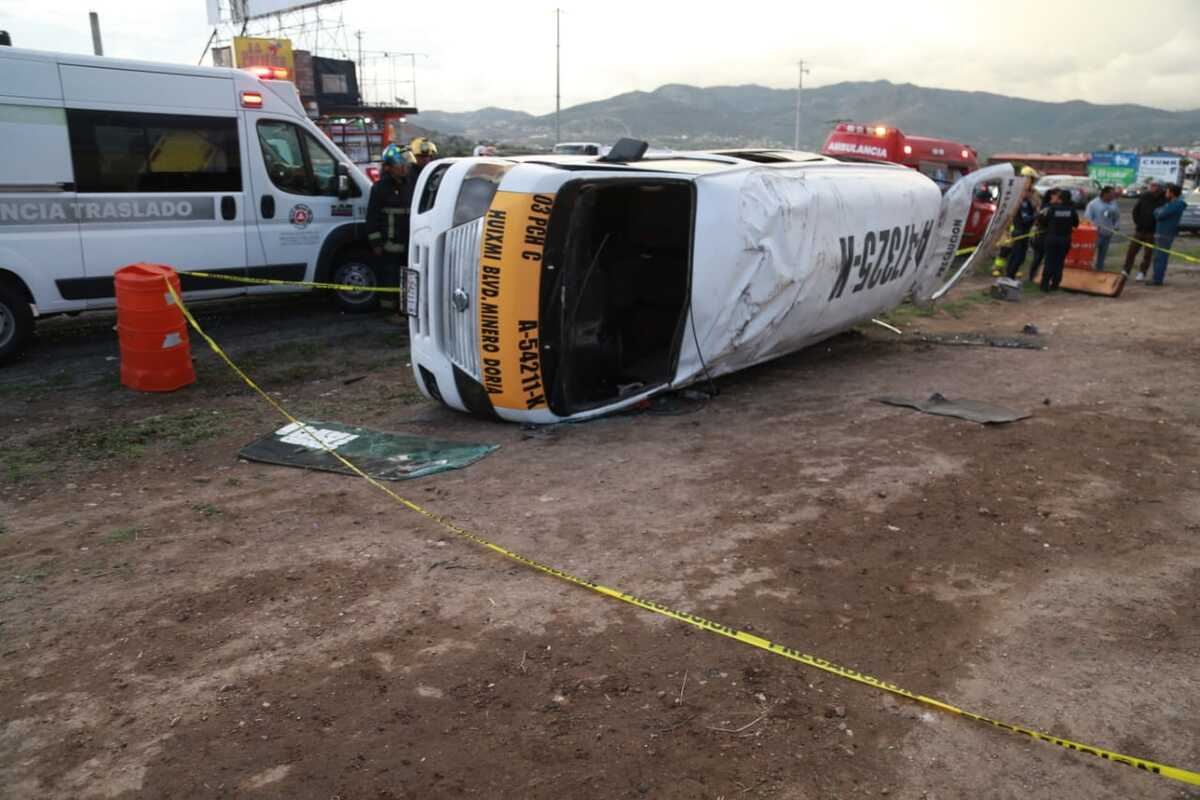 Camioneta de transporte público vuelca en Pachuca