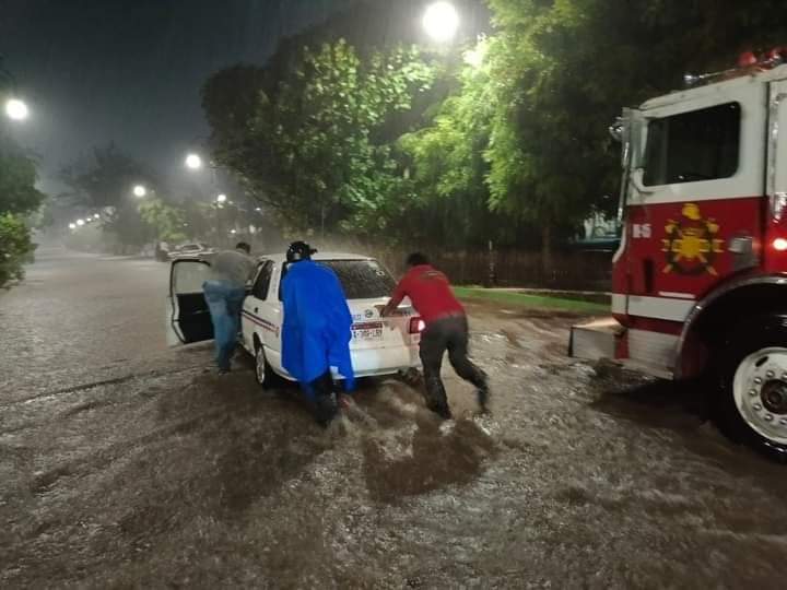 La fuerte lluvia ocasionó que algunos automovilistas se quedaran varados en calles