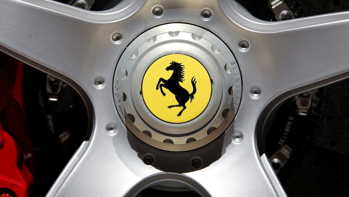 Logo de Ferrari en el Salón del Automóvil de París, en París, Francia. Septiembre de 2016. Foto: (Reuters)