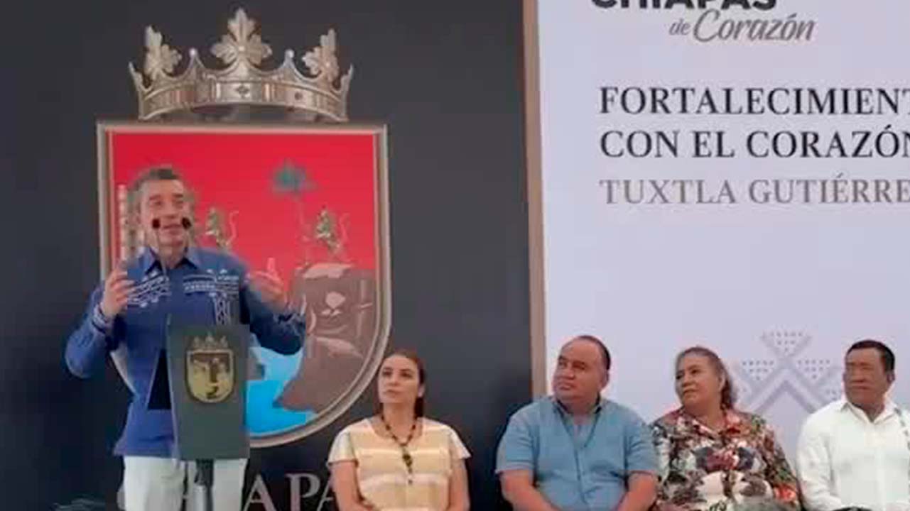 Rutilio Escandón entrega aulas móviles al Icatech