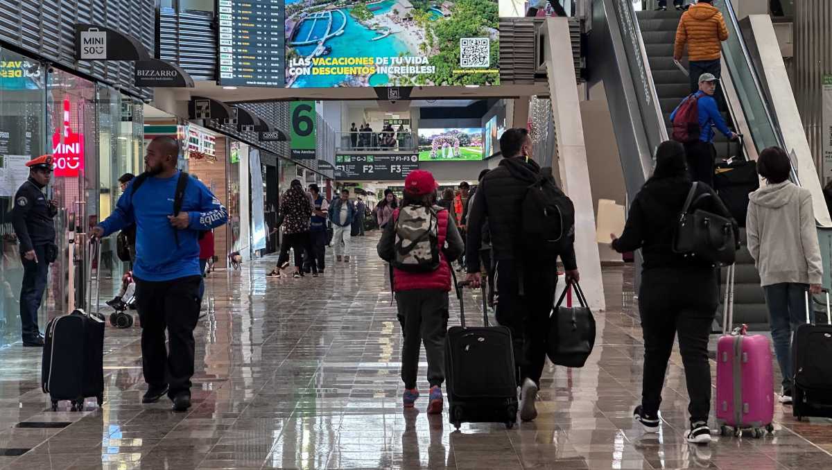 Si tu vuelo se ve afectado, el AICM sugiere comunicarte con tu aerolínea para reagendar una vez pasada la emergencia. | Cuartoscuro
