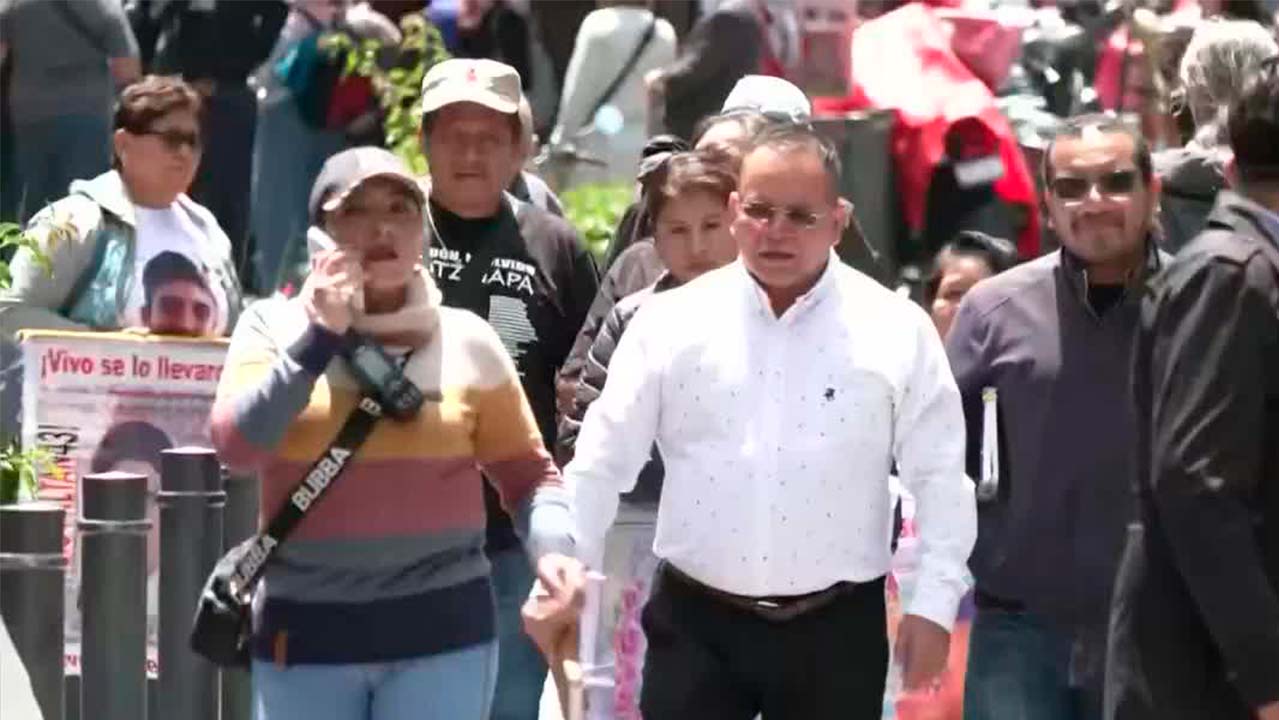 AMLO y padres de los 43 normalistas acuerdan una reunión con Claudia Sheinbaum