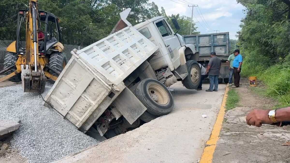 El camión de carga circulaba frente al panteón San Marcos. | Especial