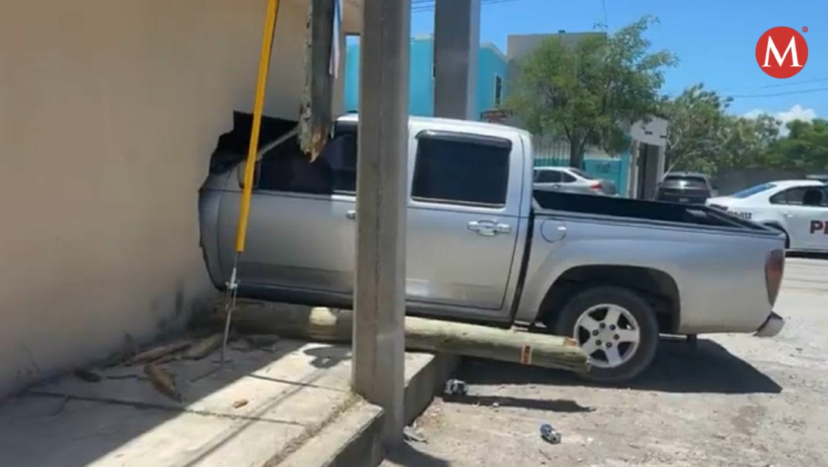 Camioneta choca contra barda de una casa en Ciudad Victoria y huye