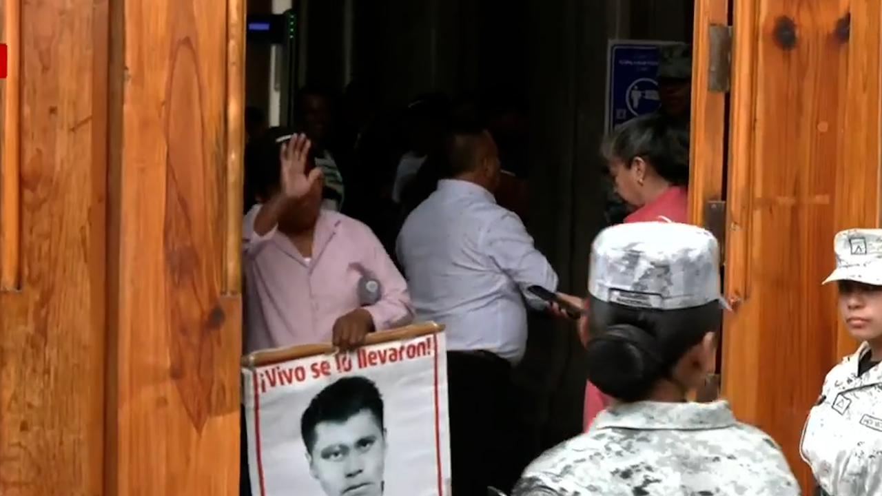 Concluye reunión de AMLO con padres de los 43 normalistas en Palacio Nacional