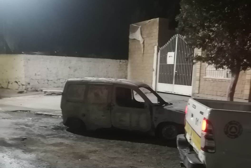 Incendio de auto en Panteón Municipal. | Especial