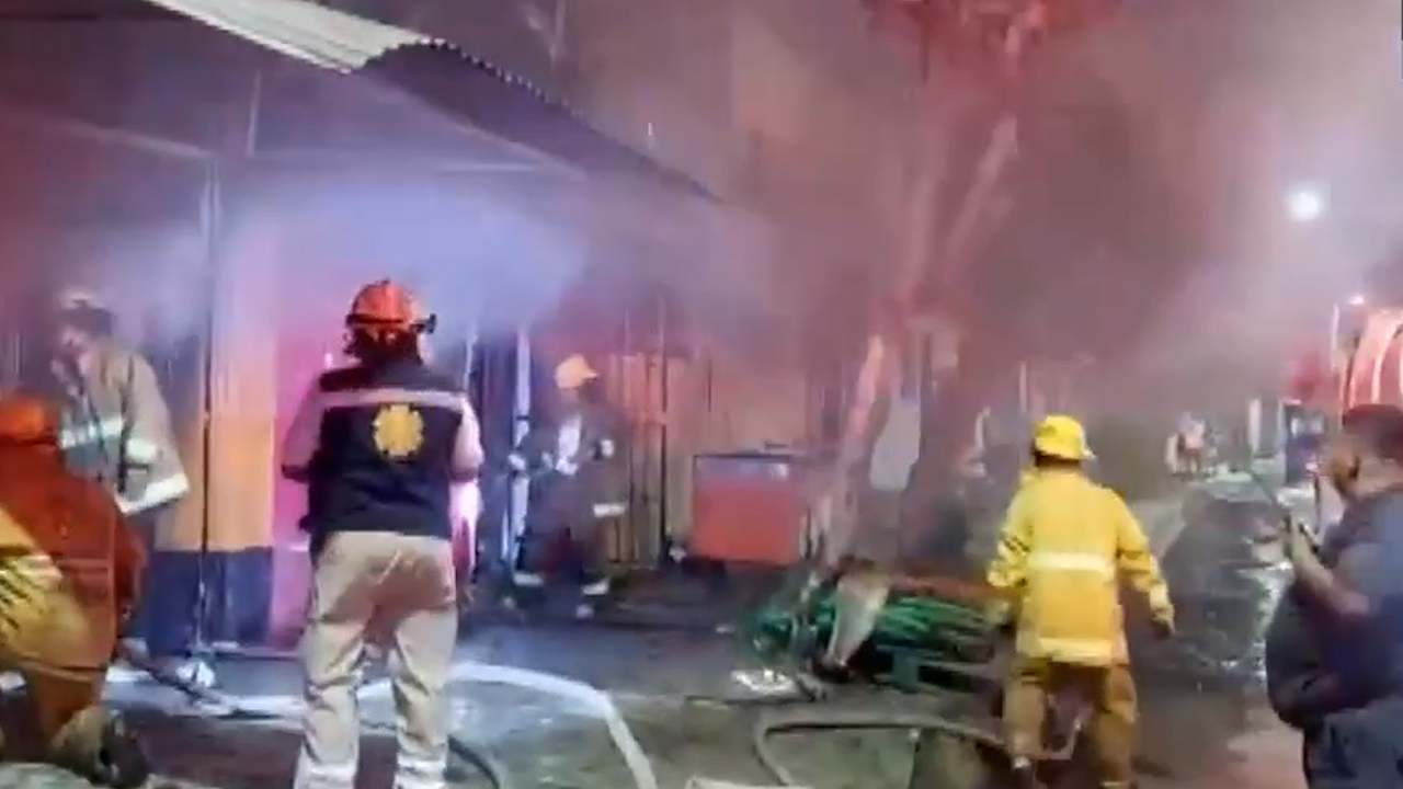Incendio destruye ferretería en Tapachula, Chiapas; no hay lesionados