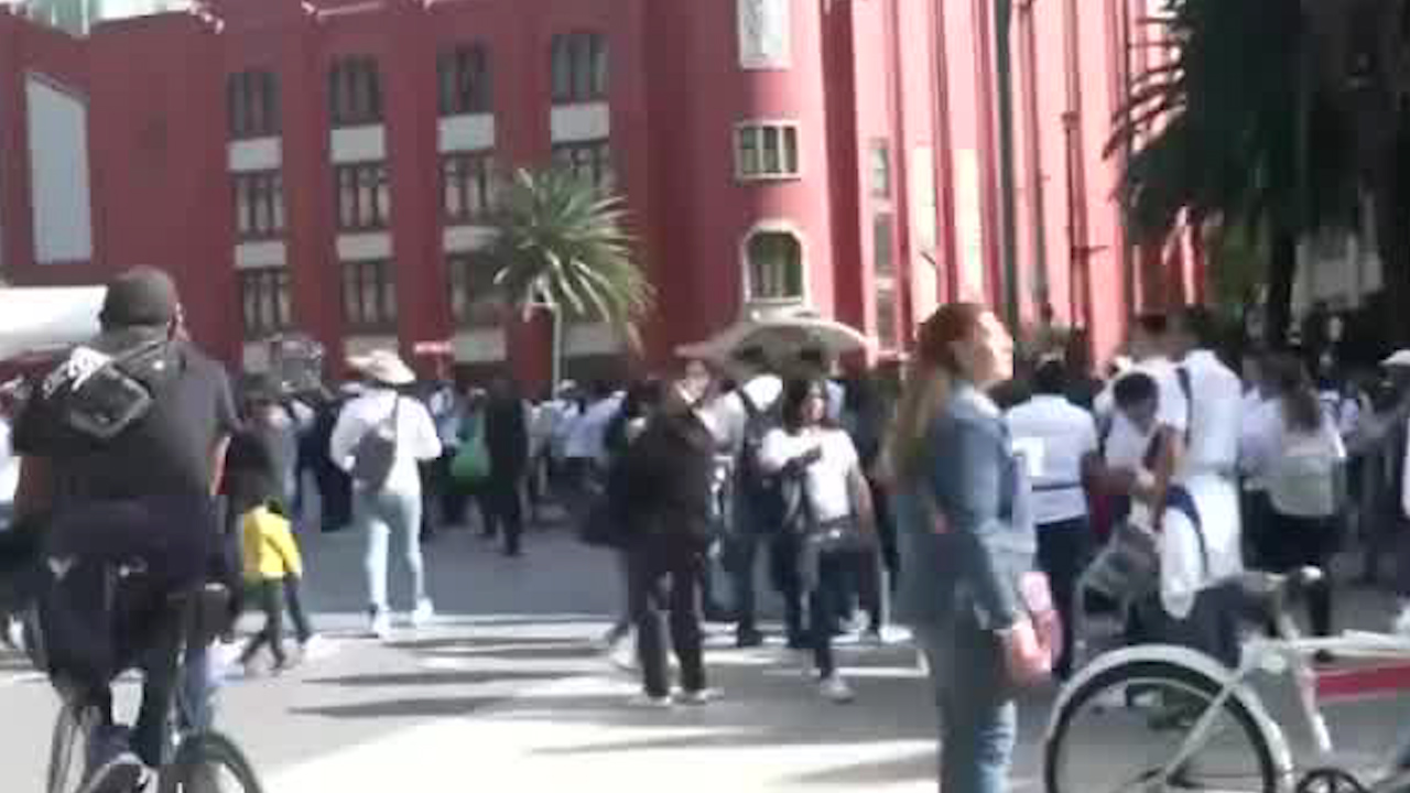 Maestro de la CNTE Y el SNTE realizan bloqueos en el circuito de Monumento a la Revolución