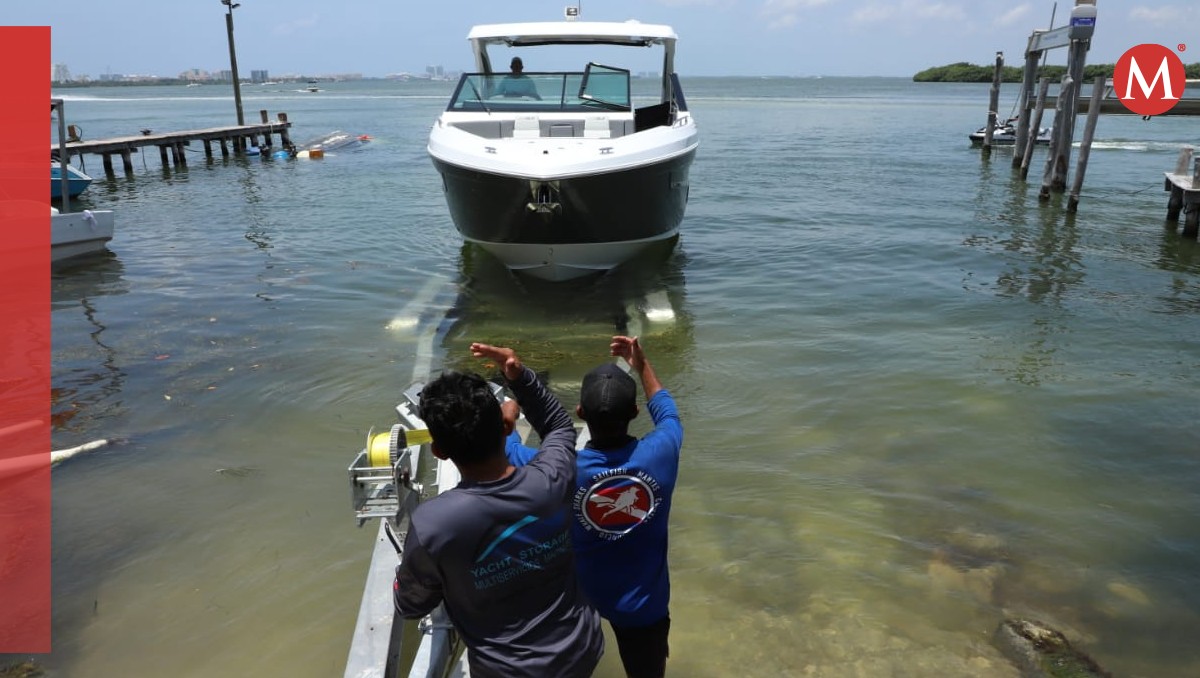Pobladores de Cancún resguardan embarcaciones ante paso de huracán 'Beryl' | Jesús Quintanar