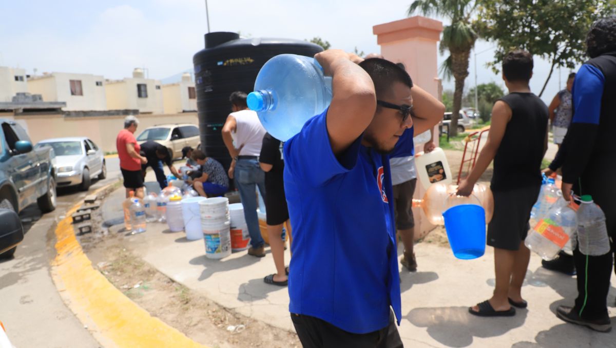 Vecinos de ambos municipios tienen que salir a las calles a buscar el vital líquido ante la falta del servicio en sus hogares. Leonel Rocha