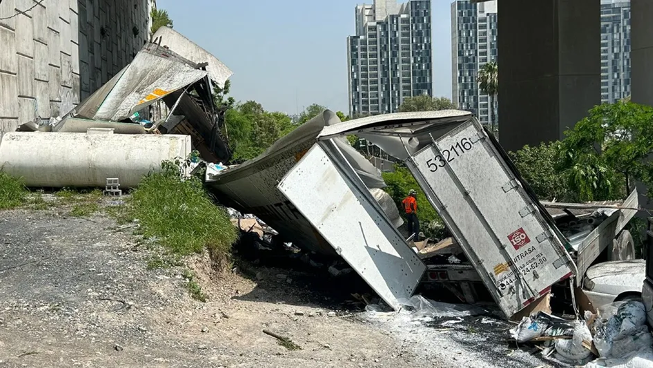 La caída de un tráiler desde un puente dejó a siete personas heridas en Nuevo León