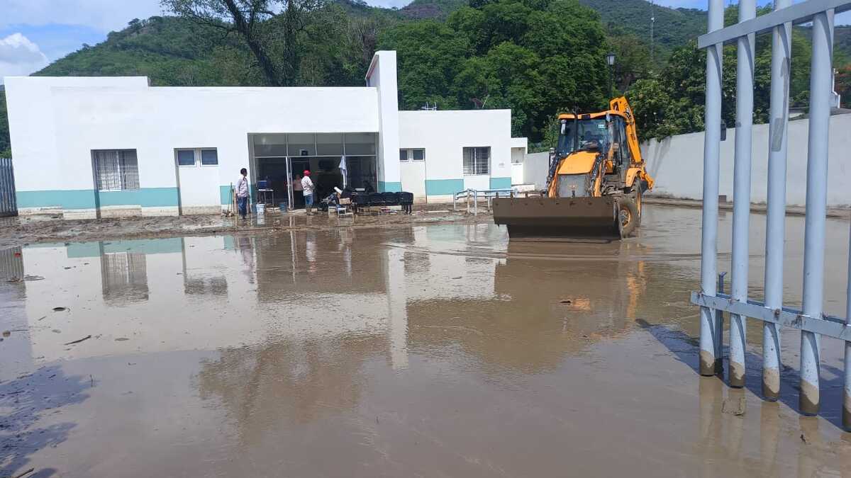 Maquinaria pesada retira lodo del interior del Centro de Salud de El Arenal