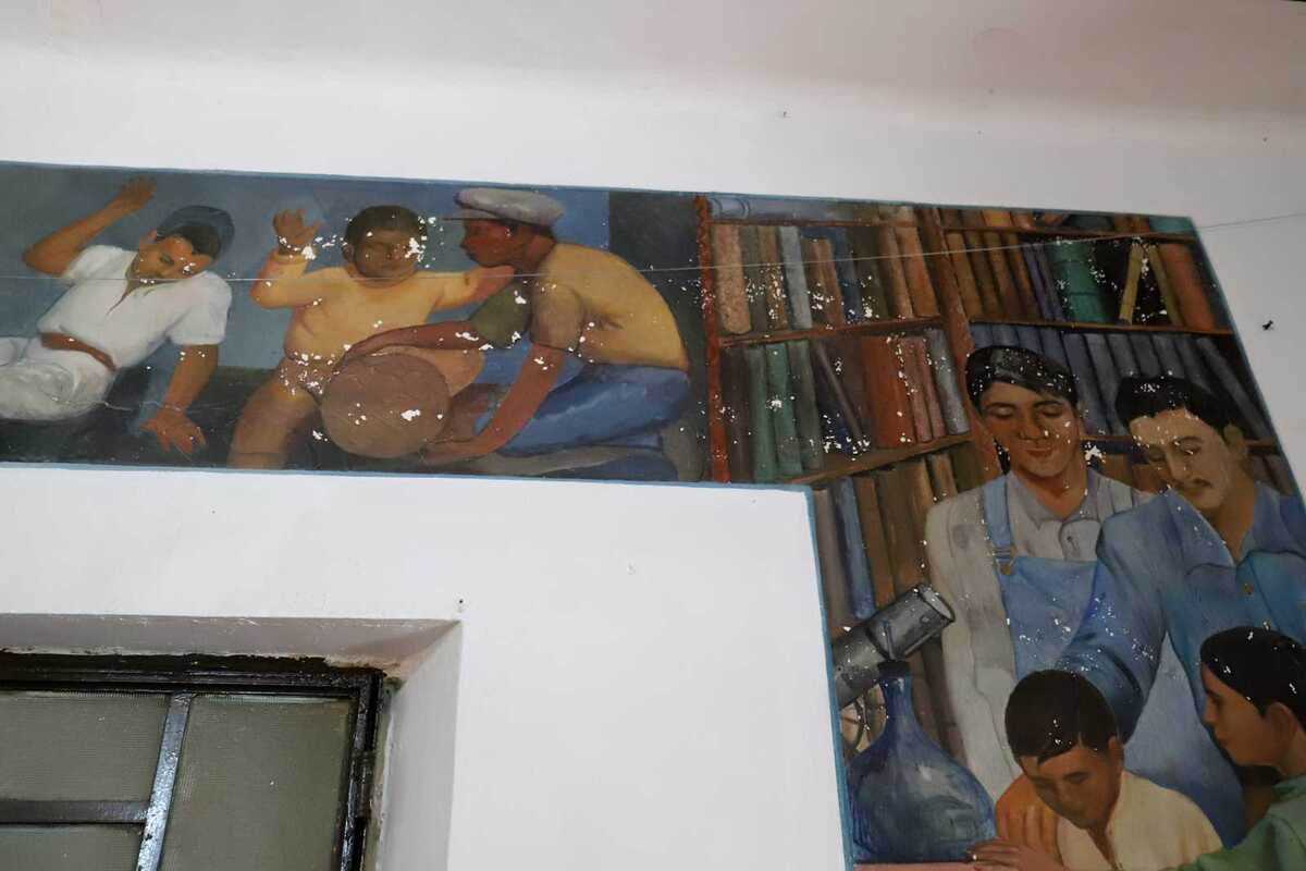 Murales al interior de la primaria Instituto “18 de Marzo”. (Rolando Riestra)