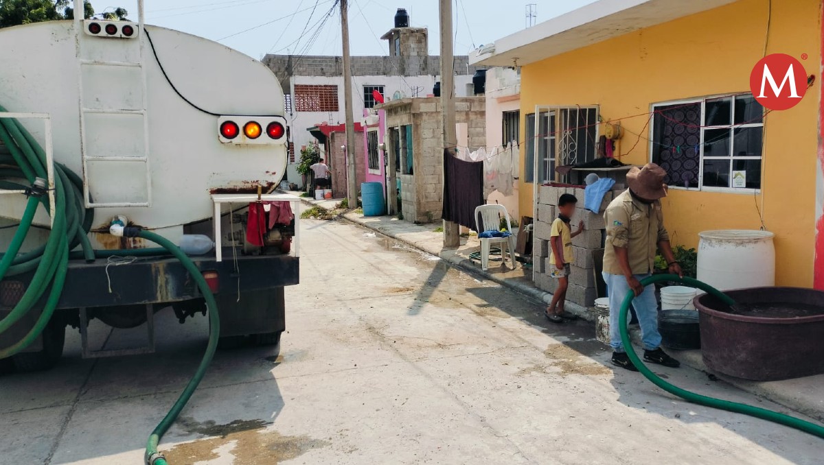 Reparten agua en pipas en Altamira.