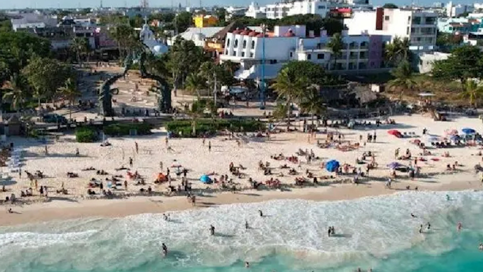 Turistas intentan abandonar Cancún debido a la llegada de 'Beryl'
