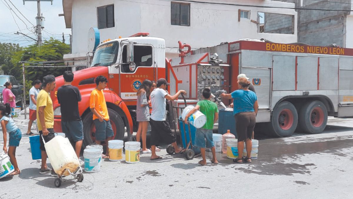 Unidades de Bomberos de Nuevo León se movilizaron para brindar agua a vecinos de García. Especial