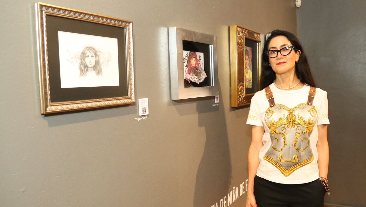 Avelina Lésper recorre exposición 'Tierras únicas'. / Especial