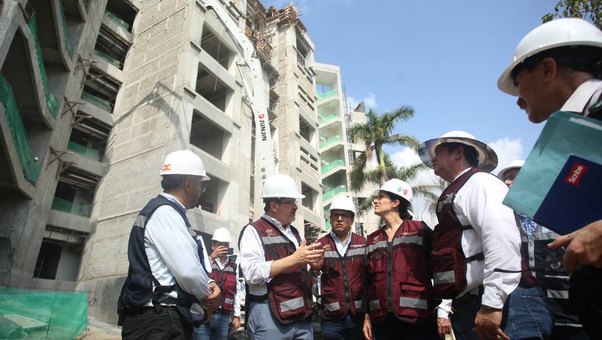 Bertha Alcalde Luján supervisa nuevo hospital del ISSSTE en Tampico.