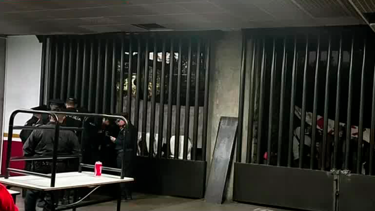 Un grupo de manifestantes retiene a los trabajadores en las instalaciones de Conagua