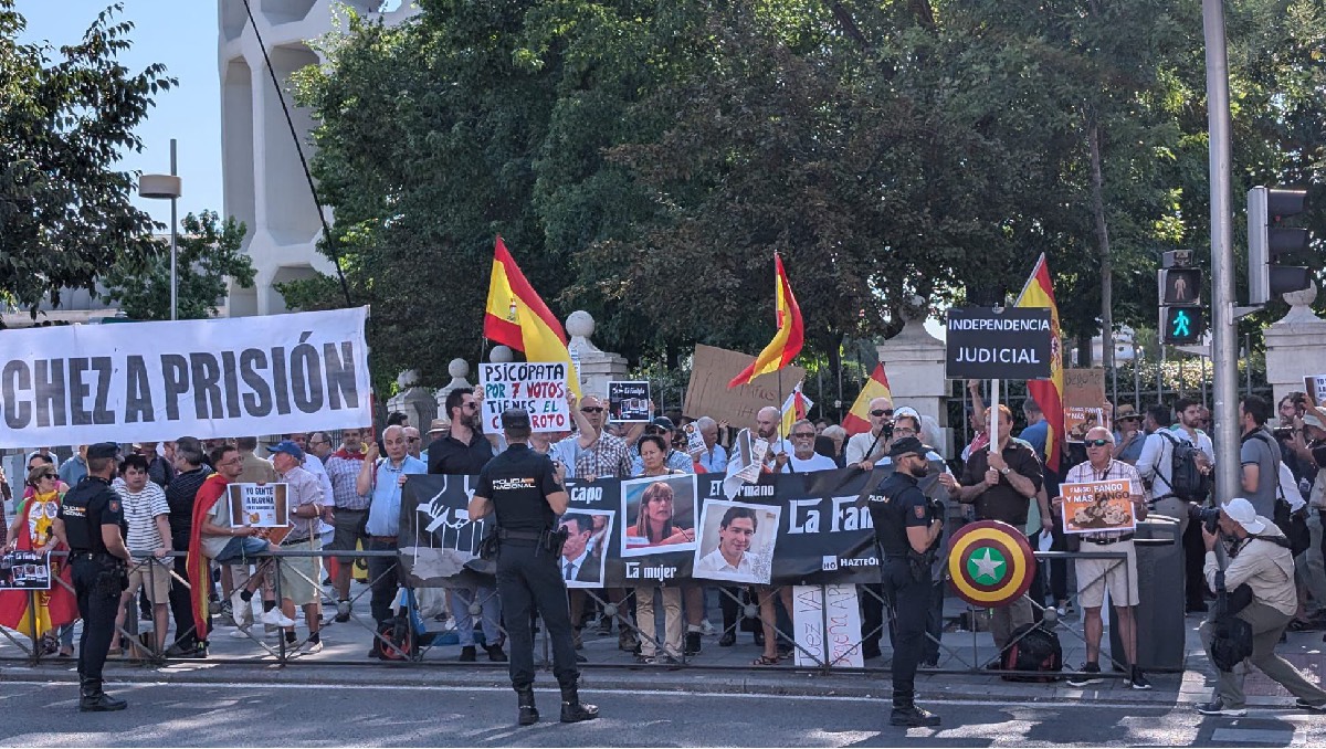 Manifestantes ultraderechistas se congregan en los juzgados durante la comparecencia de Begoña Gómez | Especial