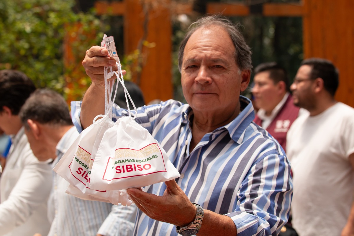 Beneficiarios de aparatos auditivos en Ciudad de México. (Foto: especial)