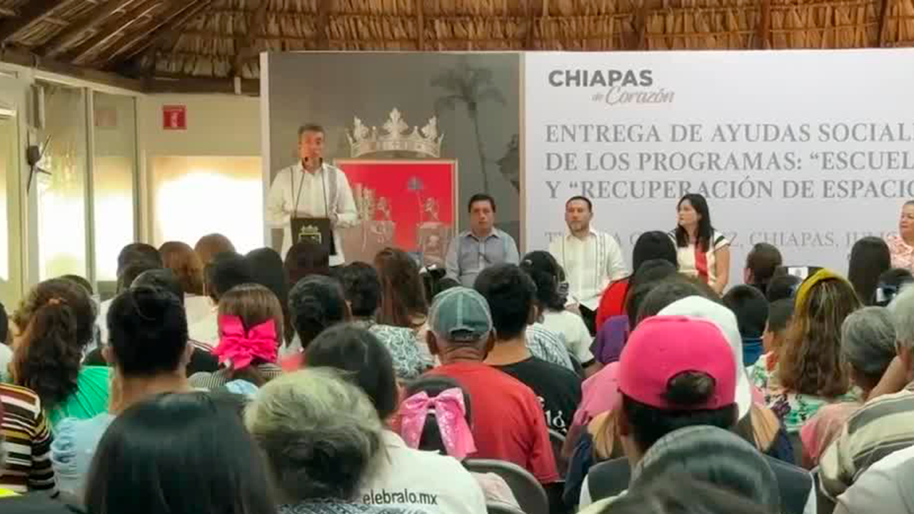 El gobernador de Chiapas entrega apoyos sociales a estudiantes de Tuxtla