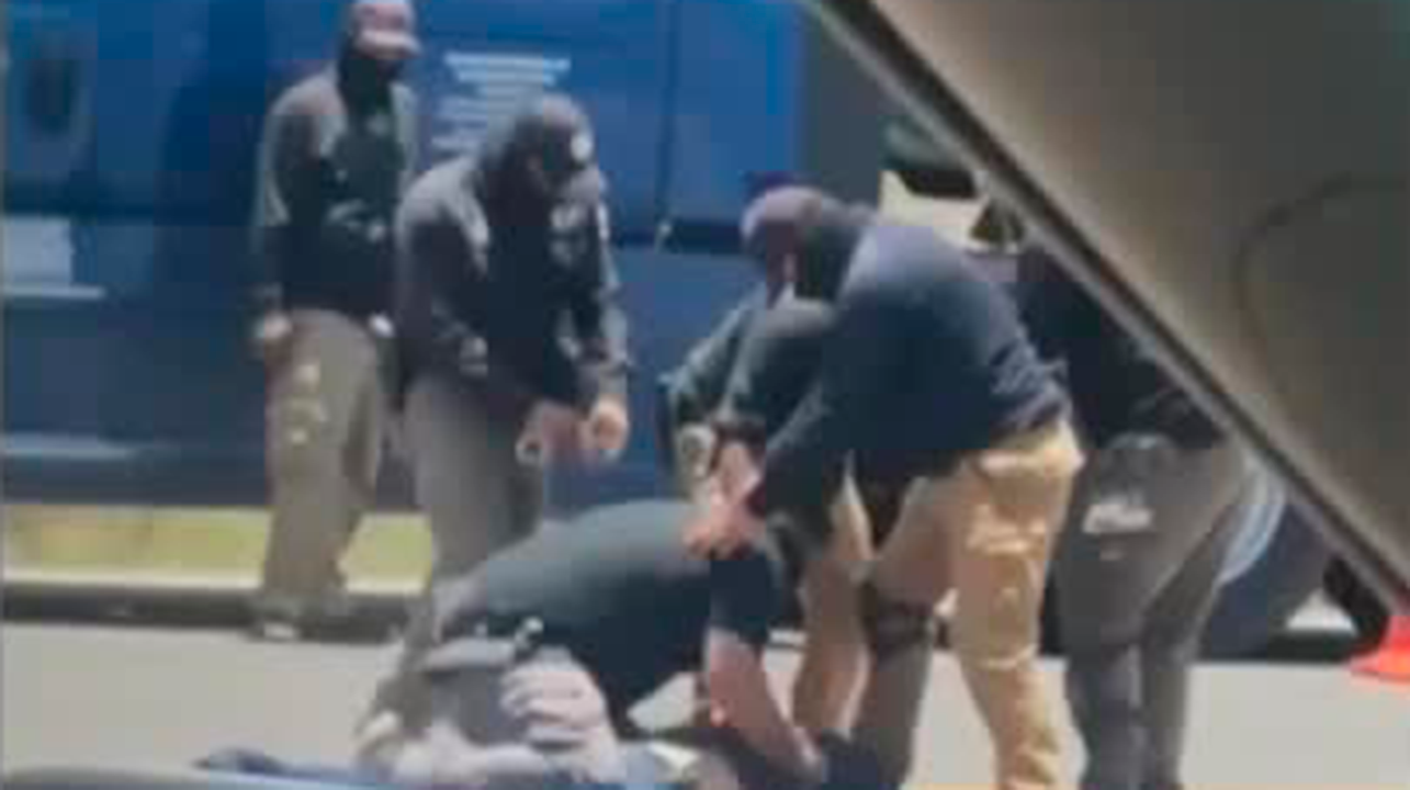 En Sinaloa, policías detienen a un chofer de un camión que se negó a detenerse