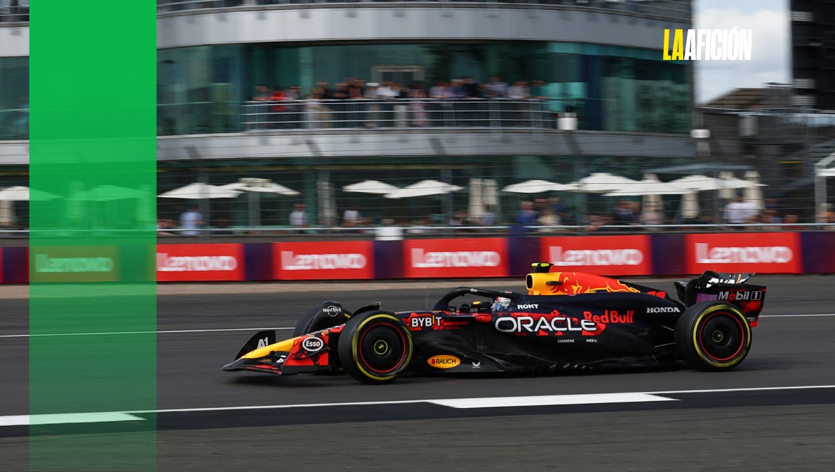 Checo Pérez pierde lugares en el campeonato de pilotos (Reuters)