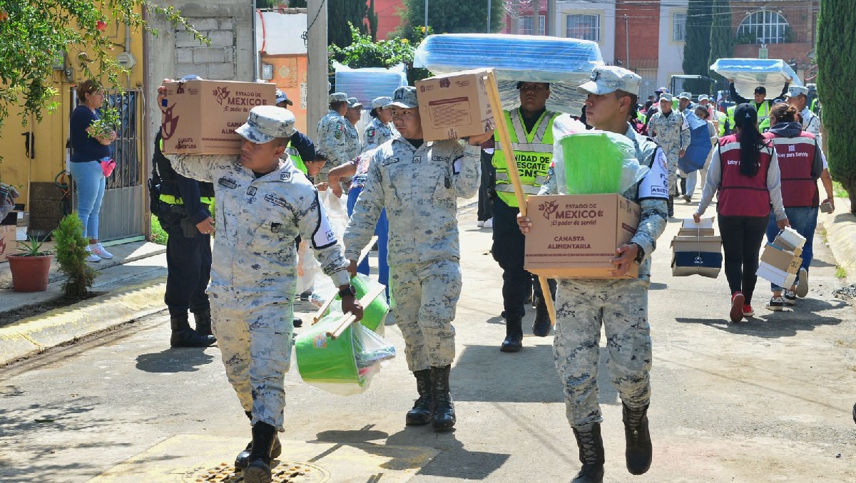 Elementos de seguridad realizan entrega de apoyos a familias afectadas en Chalco. Foto: (Especial)