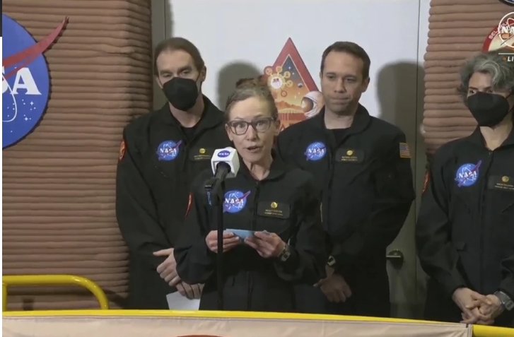 En esta imagen extraída de un video proporcionado por la NASA, Kelly Haston, tripulante de la primera misión CHAPEA | Foto: AP