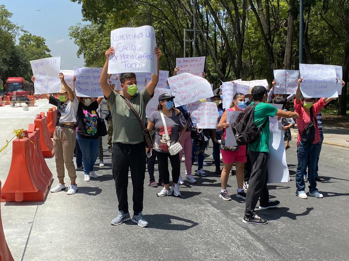Familiares de pacientes con cáncer se manifestaron frente al Centro Médico Nacional Siglo XXI. | Especial