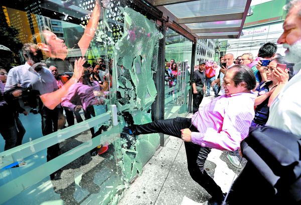 Portazo en el Pepsi Center por parte de militantes del tricolor. J. Ríos