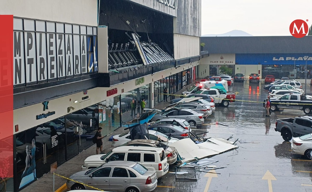 Vehículos estacionados en plaza comercial sufren afectaciones por lluvias en Zapopan (Cortesía)