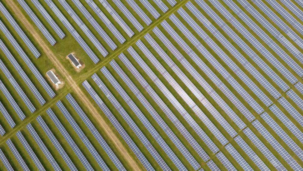 Las comunidades solares son una forma de generar energía dentro de un área específica, en beneficio de los habitantes. | Reuters