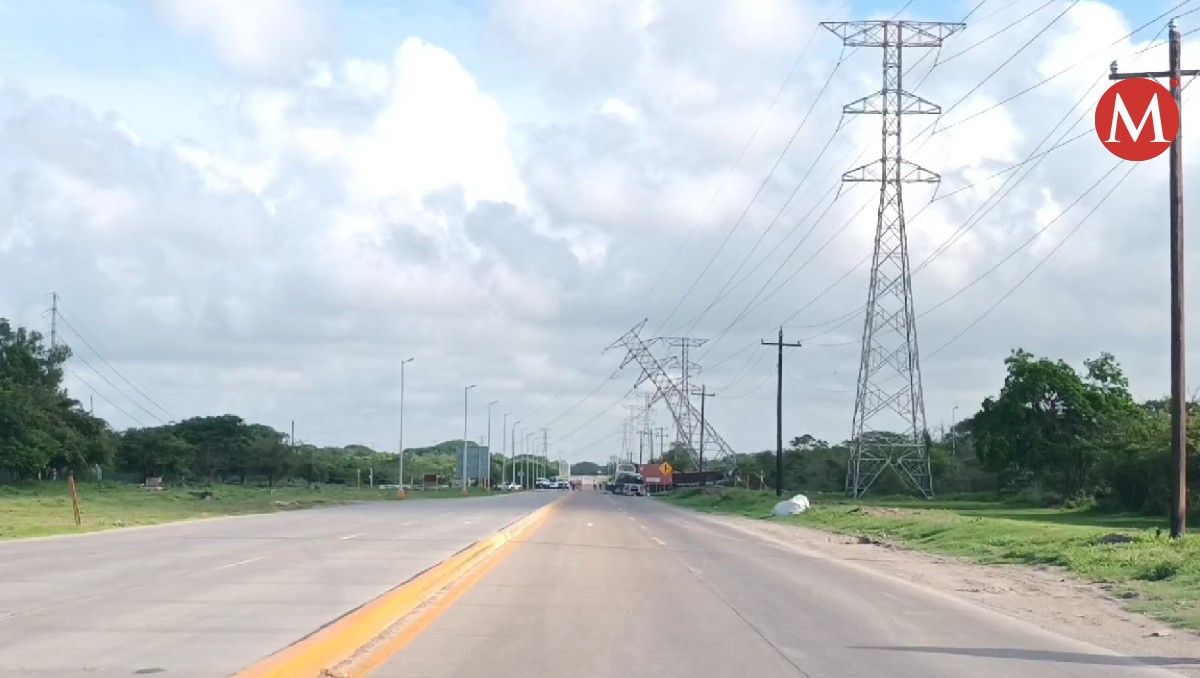 Conductor de tráiler derrumba torre con cables de alta tensión en Altamira.