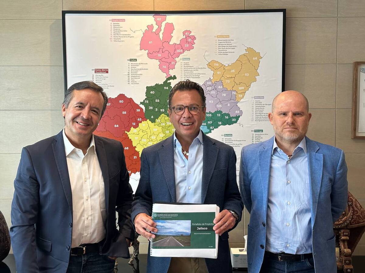 El emecista dialogó con Salvador Fernández, director nacional de Carreteras, de la SICT, y Ernesto Rubio, delegado estatal de la dependencia. ESPECIAL