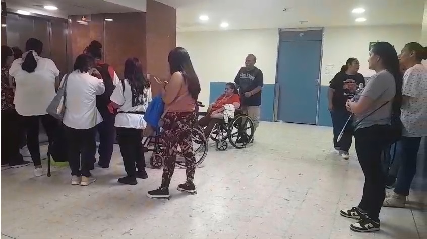 Las filas se hacen muy largas en espera de utilizar el único elevador disponible. (Especial)