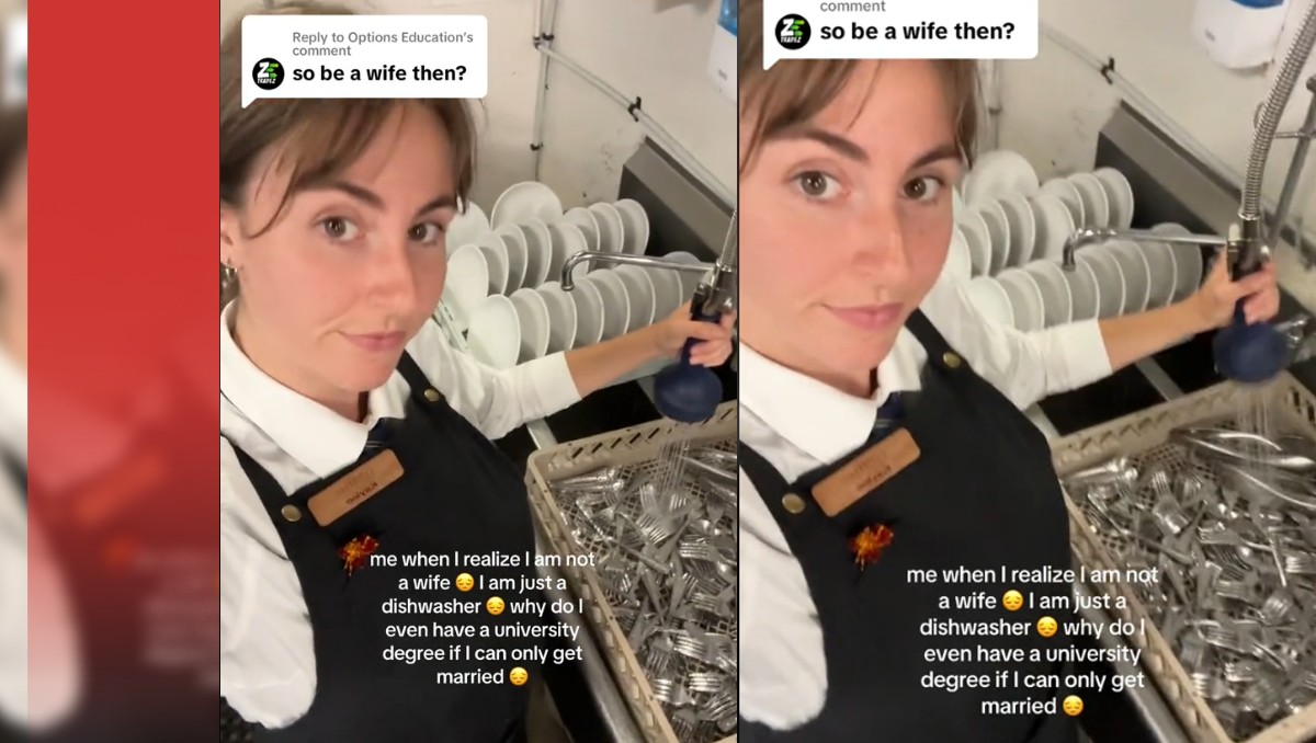 La joven reveló que tiene una licenciatura y dos especialidades, pero trabaja lavando platos. | TikTok @kayleelouise01